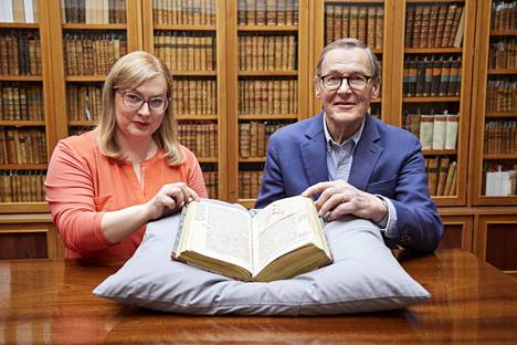 Outi Kaltio ja Matti Haltia esittelivät Suomen vanhinta kirjaa HS:lle Kansalliskirjaston ylimmässä kerroksessa, Monrepos-huoneen jykevällä pöydällä.