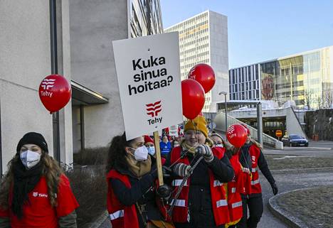 Hoitajat osoittivat mieltään Meilahden kampuksen alueella Helsingissä 1. huhtikuuta 2022.