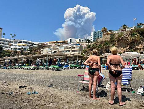 Rantalomailijat katselivat maastopaloista noussutta savupatsasta Playa del Bajondillon rannalla Torremolinoksessa perjantaina.
