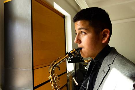 Mateo Sanchez Gonzalez ei ollut vielä pari vuotta sitten koskaan soittanut saksofonia. Nyt sävelet tulevat niin soljuen, että moni ei pystyisi samaan.