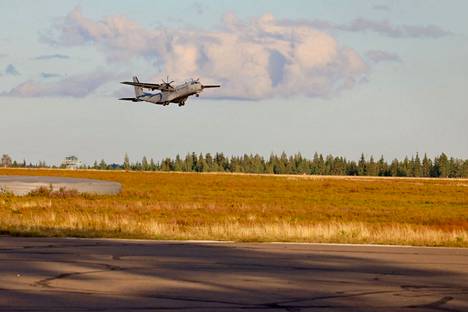 Puolustusvoimien CASA C-295M -kone nousi ilmaan Utin lentokentältä perjantaina kello seitsemän jälkeen. 