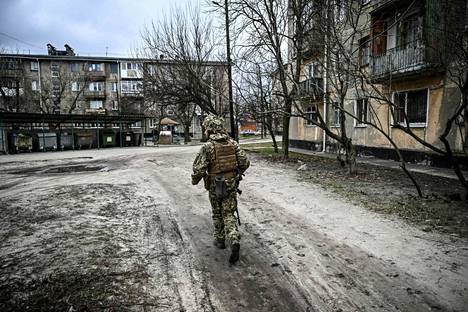 Ukrainan armeijan sotilas juoksi Štšastjan kaupungissa lähellä Itä-Ukrainan Luhanskia tiistaina.