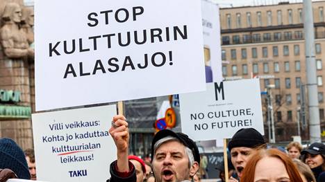 Kulttuurileikkauksia vastustettiin mielenosoituksessa Helsingissä maanantaina, hallituksen kehysriihen aikana.