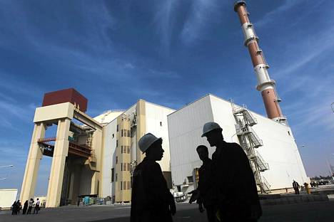 Työntekijät seisoivat Bushehrin ydinvoimalan ulkopuolella lokakuussa 2010.  Voimala on ainoa sähköä tuottava ydinvoimala Iranissa.
