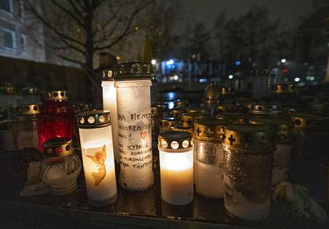 Koskelassa pahoinpitelyn uhrina kuolleen 16-vuotiaan pojan löytöpaikalle tuotiin joulukuussa runsaasti kynttilöitä.
