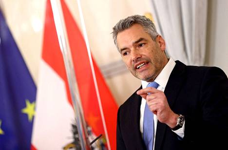 Itävallan liittokansleri Karl Nehammer esitteli maan rokotusvaatimusta sunnuntaina Wienissä.