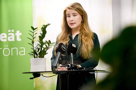 Vihreiden sijaistava puheenjohtaja Iiris Suomela puoluevaltuuskunnan kokouksessa helmikuussa.