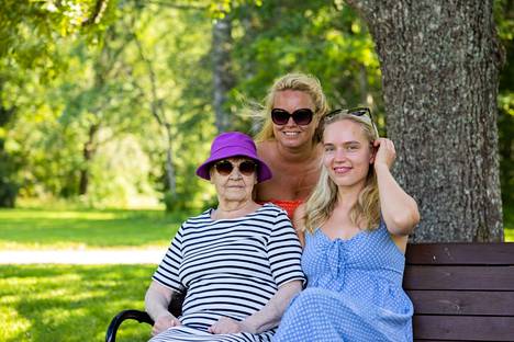 Kolmen sukupolven naiset Ritva Jansson (vas), Tanja Teeriaho ja Maria Teeriaho tulevat Träskändan puistoon joka kesä, sillä puistossa on kaunista ja rauhallista.