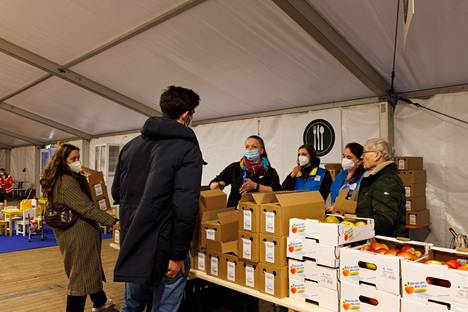 Volunteer helpers take care of the food distributed to those fleeing Ukraine.