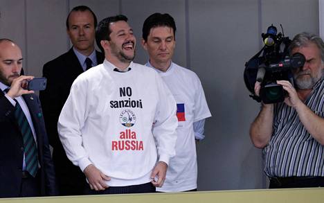 Lokakuussa 2014 silloinen europarlamentaarikko Matteo Salvini esitteli Moskovassa Duuman istunnossa paitaa, jossa luki: ”Ei Venäjä-pakotteille.”