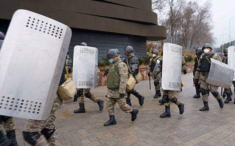 Mellakkapoliisit partioivat kaduilla Almatyn kaupungissa keskiviikkona.