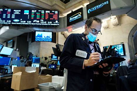 Osakkeiden välittäjä seurasi markkinoiden tapahtumia perjantaina New Yorkin pörssissä.