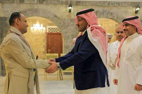 Huthijohtaja Mahdi al-Mashat (vas.) kätteli Saudi-Arabian Jemenin-lähettilästä Mohammed bin Saeed Al-Jaberia sunnuntaina Sanaassa.