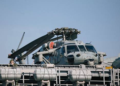 USS Kearsarge saapui Helsinkiin kannellaan Sikorskyn Seahawk-helikoptereita. 