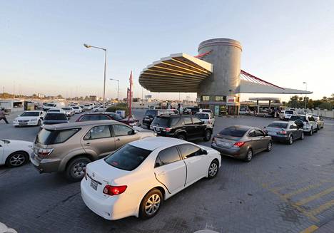 Autoilijat jonottivat bensiiniä Bahrainin Budaiyassa tammikuussa. Hallitus oli ilmoittanut hintojen nousevan seuraavana päivänä budjettivaikeuksien vuoksi.