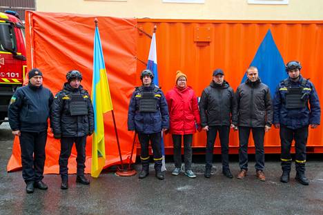 Suomen sisäministeri Krista Mikkonen (vihr) ja ukrainalaisia viranomaisia kuvattiin viime viikon maanantaina Kiovassa Suomen lahjoittamien, pelastustoimen henkilöstölle tarkoitettujen suojattujen ja liikuteltavien majoituskonttien luovutustilaisuuden yhteydessä. 
