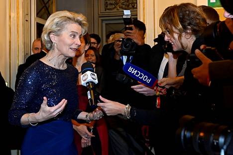Euroopan komission puheenjohtaja Ursula von der Leyen osallistui keskiviikkona Milanossa La Scalan kauden avajaisnäytökseen, jonka oopperavalinta on herättänyt myös kritiikkiä. Aiemmin päivällä von der Leyen esitteli EU:n yhdeksännen pakotepaketin. 