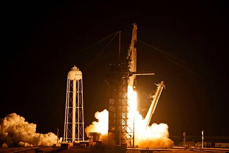 SpaceX:n raketti kuljetti maata kiertävälle radalle neljä siviiliä.