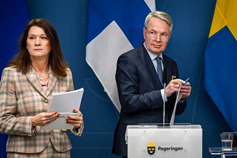 Ruotsin ulkoministeri Ann Linde ja ulkoministeri Pekka Haavisto helmikuussa Tukholmassa järjestetyssä tiedotustilaisuudessa.