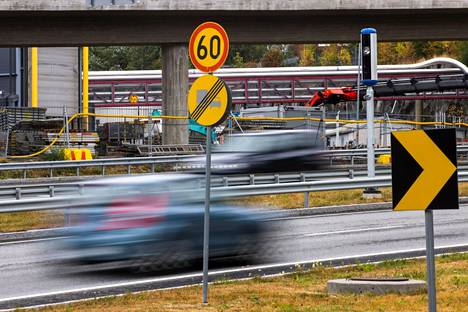 Liikennettä Tampereen rantatunnelille johtavalla tiellä.