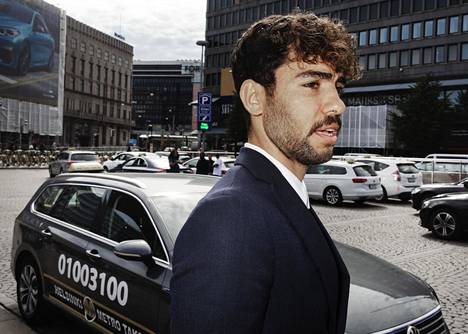 Asema-aukiosta on tullut Helsingin taksien taistelutanner, jossa  asiakkaista käydään näkyvää sotaa – ”Ei tämä ole enää kivaa”, sanoo  taksinkuljettaja Naael Al-badri - Kaupunki 