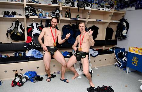 Frans Tuohimaa and Jussi Olkinuora in the festive mood in the locker room after the final match.