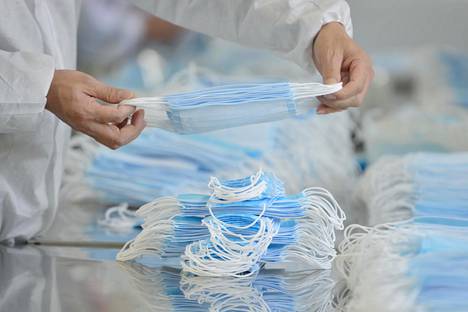 Kiinassa toimivat suomalaiset suuryritykset ovat auttaneet Huoltovarmuuskeskusta muun muassa etsimällä suojaimien valmistamiseen pystyviä tehtaita. Kuvassa Kiinassa valmistettuja maskeja helmikuussa.