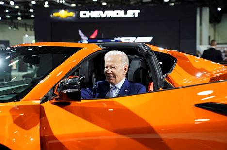 Biden istahti uuden Corvette Z06-urheiluauton kyytiin Detroitin autonäyttelyssä viime syyskuussa.