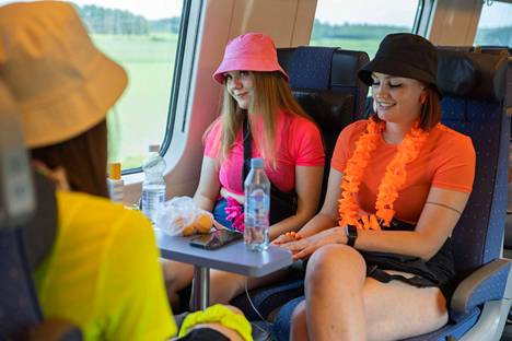 Erika Koskela, Emilia Autio ja Katri Pusa matkustivat Weekend-festivaaleille Helsingistä.