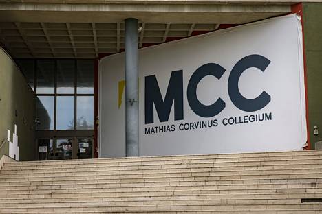 MCC:n tunnus Budapestin pääkampuksella.