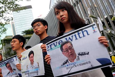 Pidätetyt aktivistit Joshua Wong (kesk.) ja Agnes Chow (oik.) Hongkongissa kesäkuussa. Vasemmalla aktivisti Nathan Law.