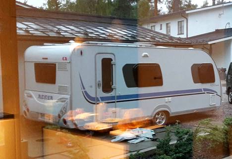 Ritva Paakin perheen Adria Adiva 553 PH -merkkinen asuntovaunu varastettiin lauantaina kodin läheltä Espoosta. Kuvassa asuntovaunu on perheen kotipihassa.