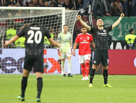 Eintracht Frankfurtin Filip Kostic tuuletti jatkopaikkaa ottelun jälkeen.
