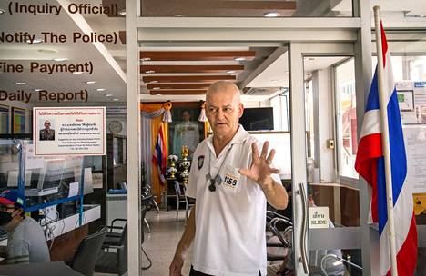 Turistipoliisi Sipi Siljamäki Hua Hinin poliisiasemalla. Hän on seurannut suomalaisten edesottamuksia Thaimaassa työkseen yli kymmenen vuotta.