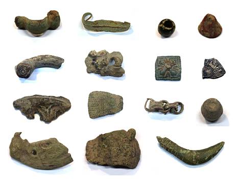 Salon Uskelanjokilaaksosta löydettiin harvinaisen Marcus Aureliuksen denaarin lisäksi myös muita löytöjä, kuten pronssikoruja ja niiden katkelmia, punnuksia sekä miekan ponsi. Muut löydöt ajoittuvat ensimmäisen vuosituhannen puolivälistä rautakauden lopulle, vuoteen 1150.