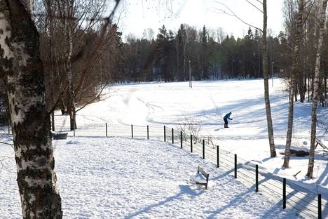 Varikkohybridi on tarkoitus rakentaa Yliskylään Reposalmentien varteen osittain alueelle, jossa on nyt liikuntapuisto. Kuva helmikuulta 2021. 