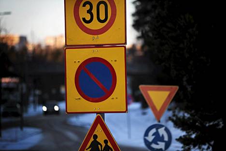 Tämän liikennemerkin autoilijat ovat unohtaneet – yleisimmät  pysäköintivirheet Helsingissä - Autot 