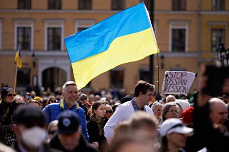 Tuhansia ihmisiä kokoontui mielenilmaukseen Ukrainan puolesta Helsingin Senaatintorille maanantaina.