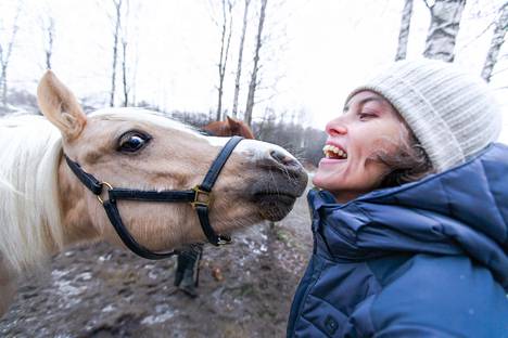 Ranskalainen kuvataiteilija Marie Sand rakastaa hevosissa eniten niiden herkkyyttä ja ilmaisuvoimaa. 4-vuotias Santtu-poni on päässyt Sandin mannekiiniksi useita kertoja.