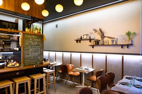 Sake Bar & Izakaya on kuin japanilainen ravintolabaari, jossa vietetään iltaa juomisen ja pienen syömisen merkeissä. 