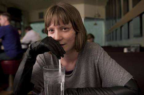 Mia Wasikowska näyttelee Weissin perheen pyromaanitytärtä, joka palaa kotiin vapauduttuaan mielisairaalasta.