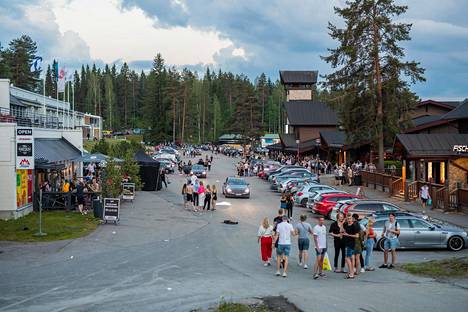 Luvatta lämmitetty sauna-auto, hyljevauvasta kertova räppi ja  rangaistukselta tuntuva leirintäalue: HS seurasi, kuinka juhannushumu  valtasi Tahkon - Kulttuuri 