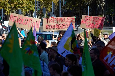 Mielenosoittajia Toulousessa. ”Vallankumous”. ”Vapise porvaristo”, ”Tukea lakkolaisille”.