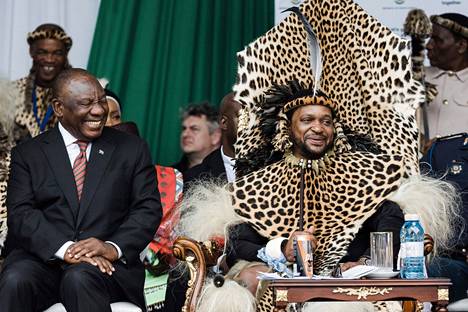 Kuningas Misuzulun (oik.) kruunajaistilaisuus järjestettiin Durbanissa. Paikalla tilaisuudessa oli Etelä-Afrikan presidentti Cyril Ramaphosa (vas.).