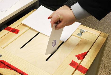 Äänestäjä pudotti äänestyslipun vaaliuurnaan Torkkelinmäen lukion äänestyspaikalla Helsingin Kalliossa.