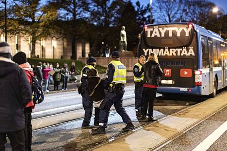 Poliisi siirsi mielenosoittajia pois Mannerheimintien ajoradalta. 