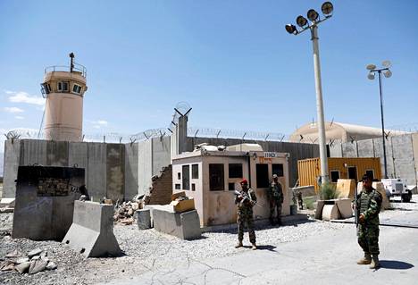 Sotilaat vartioivat Yhdysvaltain Bagramin tukikohtaa 2. heinäkuuta 2021, viimeisenä päivänä, jolloin tukikohta oli yhdysvaltalaisten käytössä.
