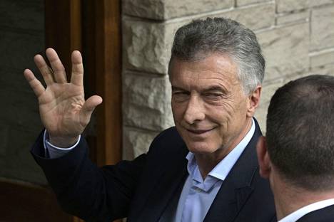 Argentiinan entinen presidentti Mauricio Macri vilkutti tukijoilleen, kun hän saapui oikeuden istuntoon marraskuussa.