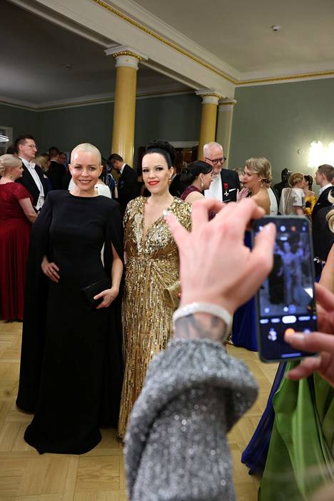  Paula Vesala ja Erja Lyytinen olivat tyyllikkäitä mustassa ja kultaisessa puvussa.