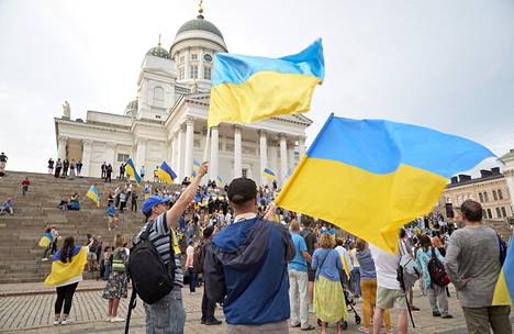 Mielenosoitus Ukrainan puolesta alkoi Mannerheiminaukiolta ja päättyi Senaatintorille.